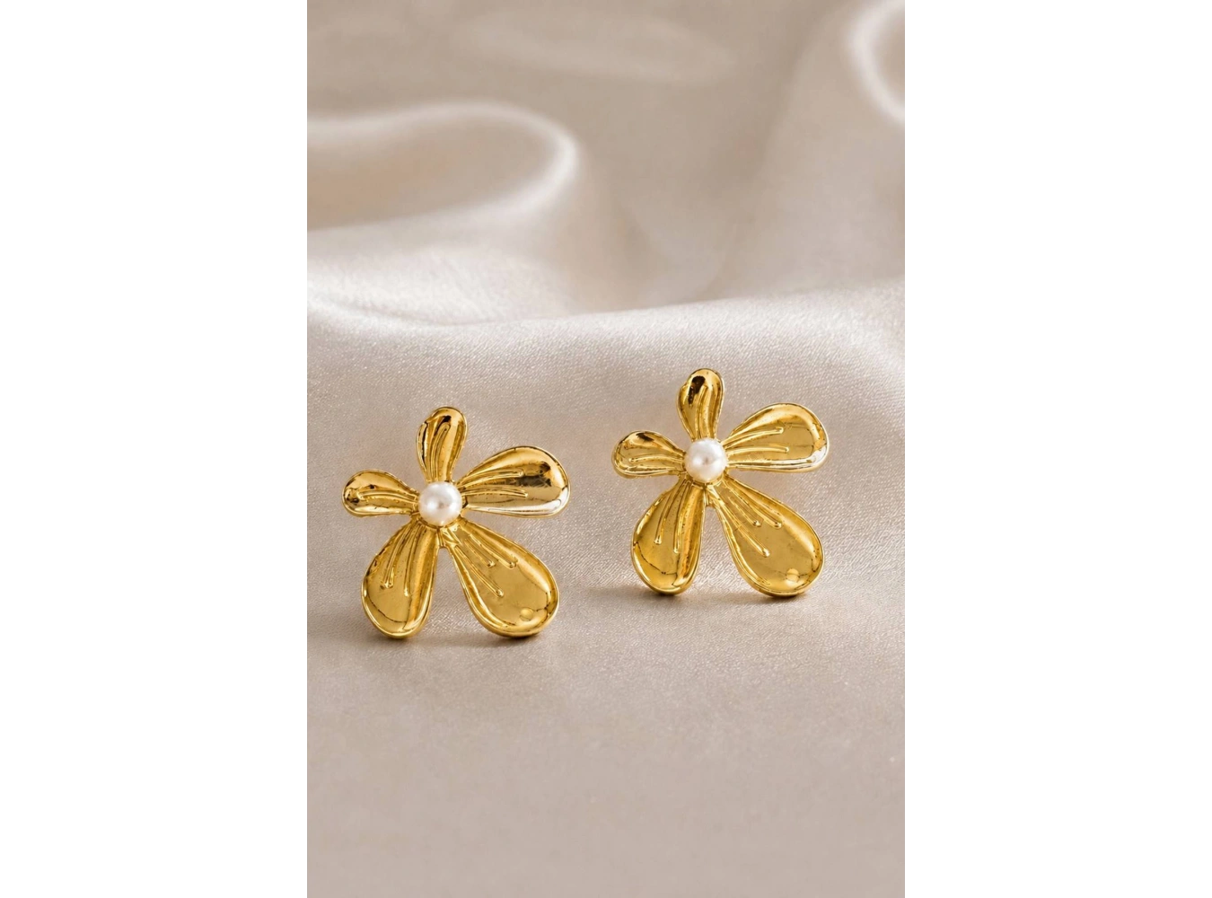 Altın Renk Çiçek Figürlü İnci Detaylı Küpe (Çift)