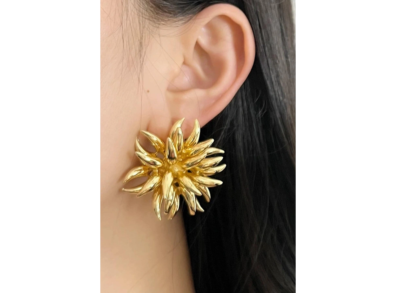 Altın Renk Çiçek Figürlü Küpe (Çift)