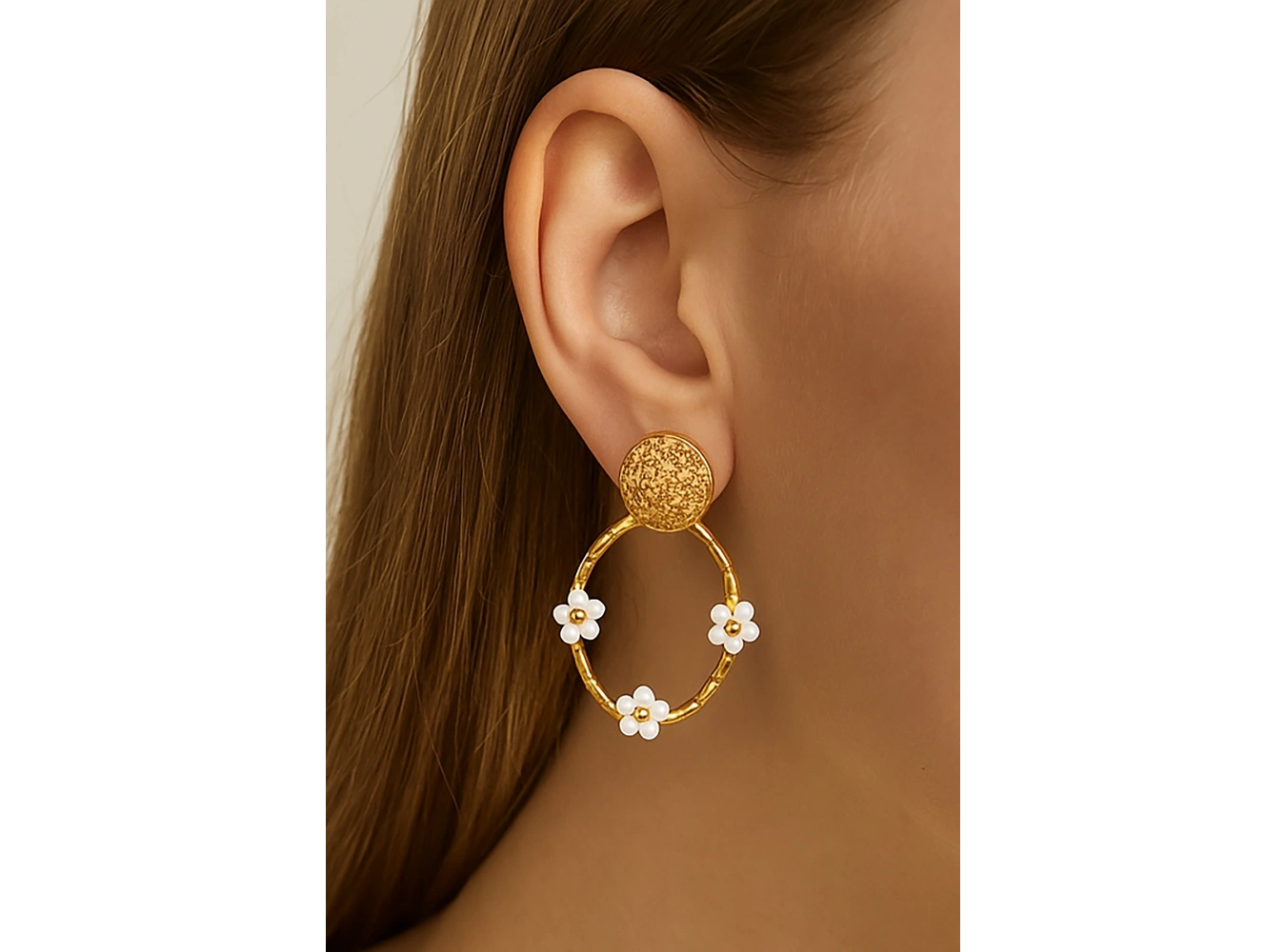 Altın Renk Çiçek Figürlü Küpe (Çift)