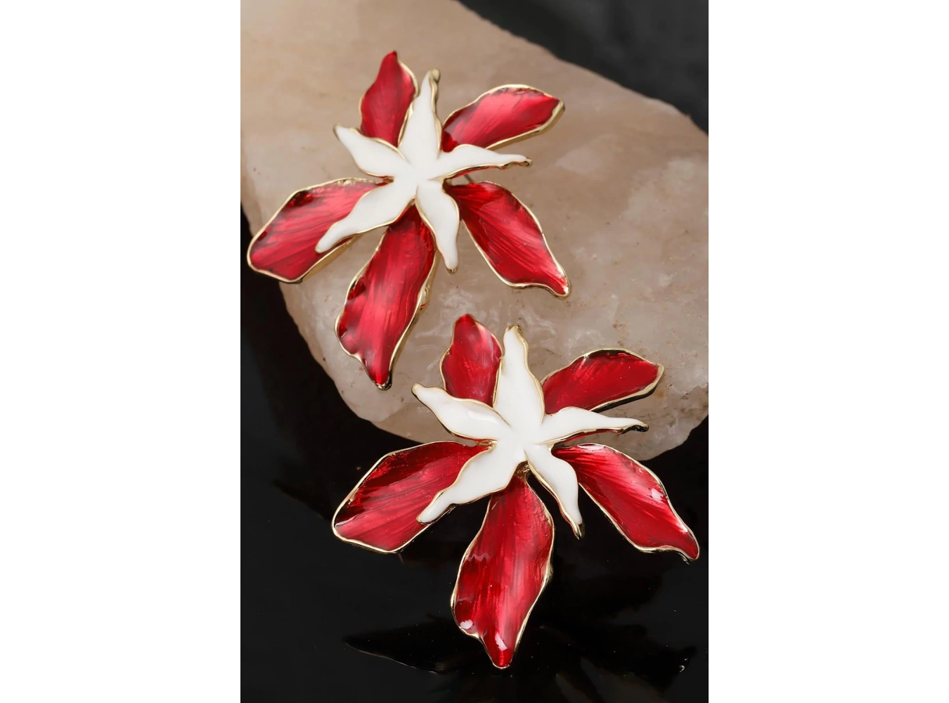 Altın Renk Çiçek Figürlü Küpe (Çift)