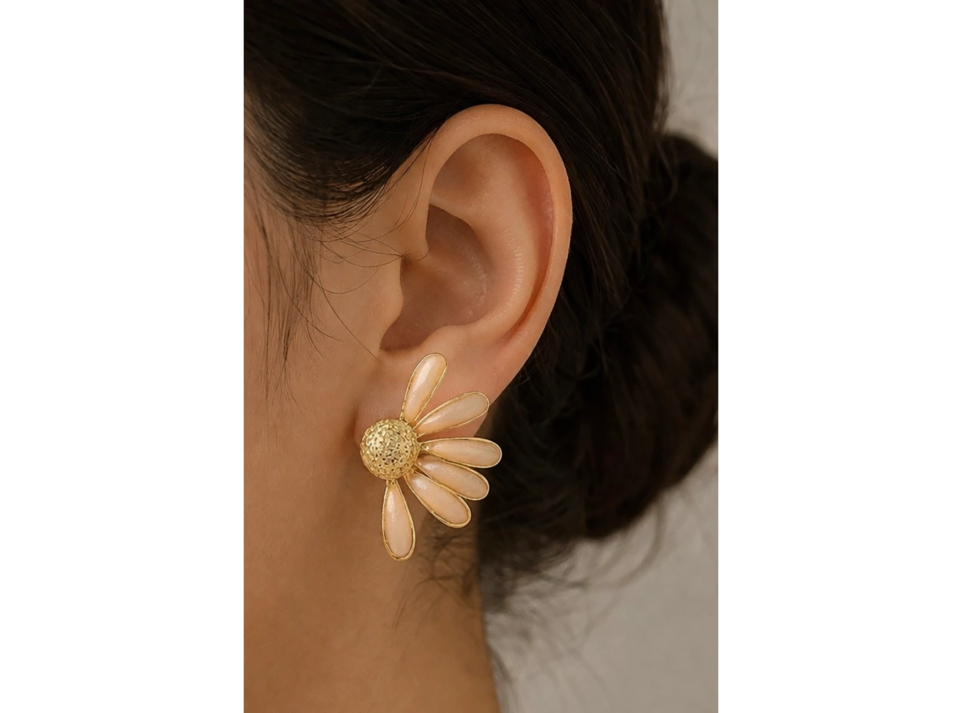 Altın Renk Çiçek Figürlü Küpe (Çift)