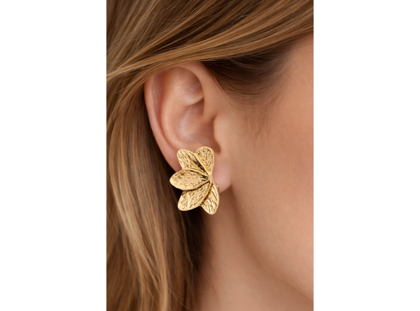 Altın Renk Çiçek Figürlü Küpe (Çift)