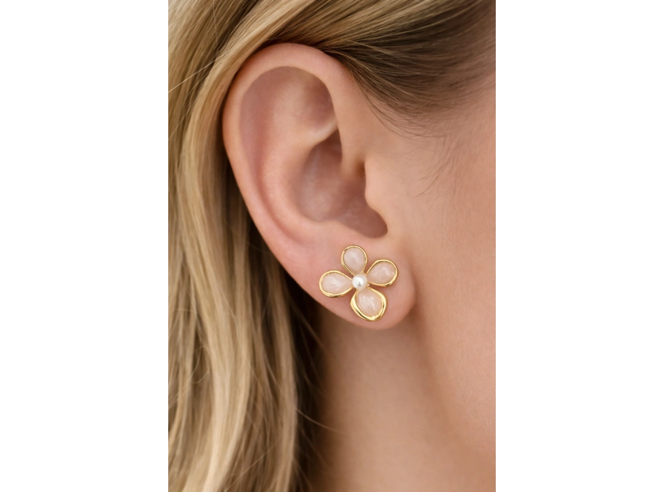 Altın Renk Çiçek Figürlü Küpe (Çift)