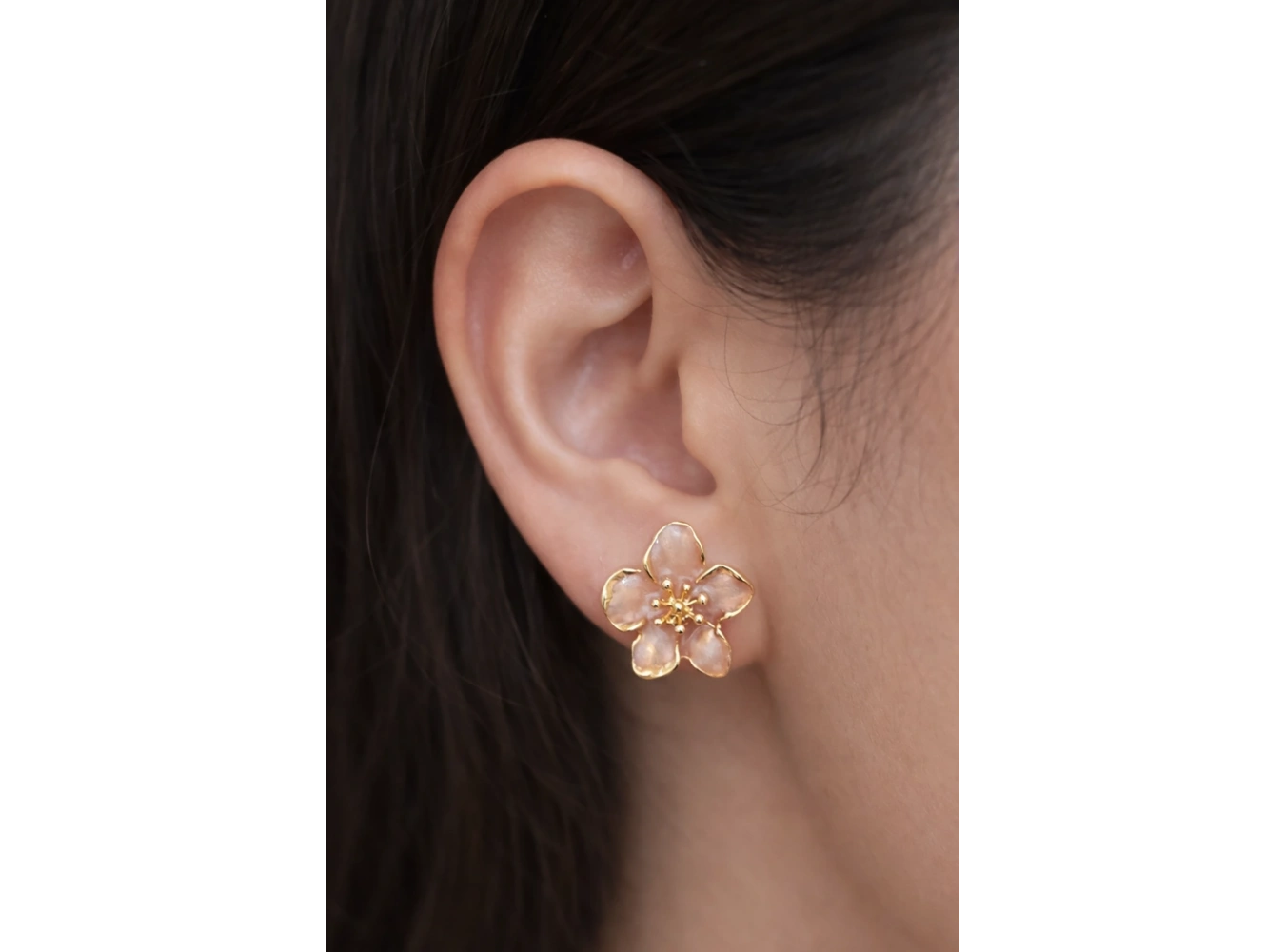 Altın Renk Çiçek Figürlü Küpe (Çift)