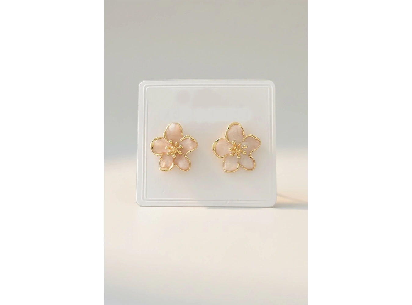 Altın Renk Çiçek Figürlü Küpe (Çift)