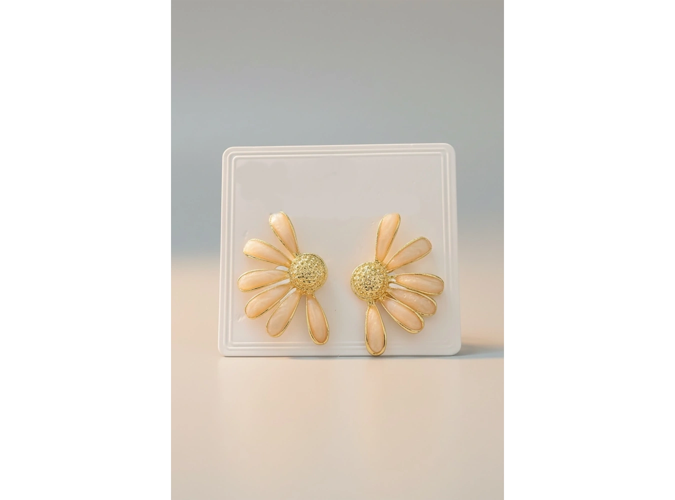 Altın Renk Çiçek Figürlü Küpe (Çift)