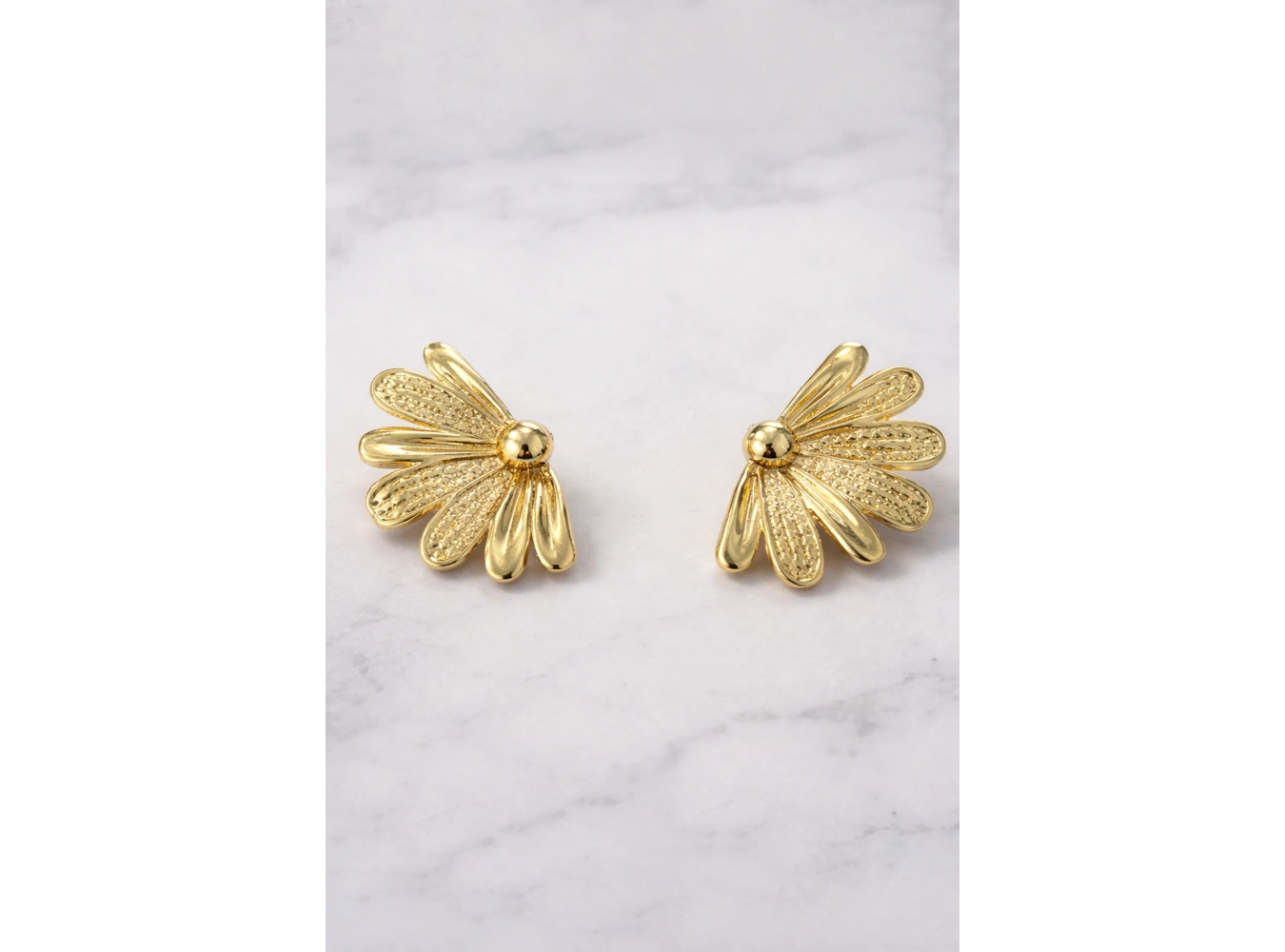 Altın Renk Çiçek Figürlü Küpe (Çift)