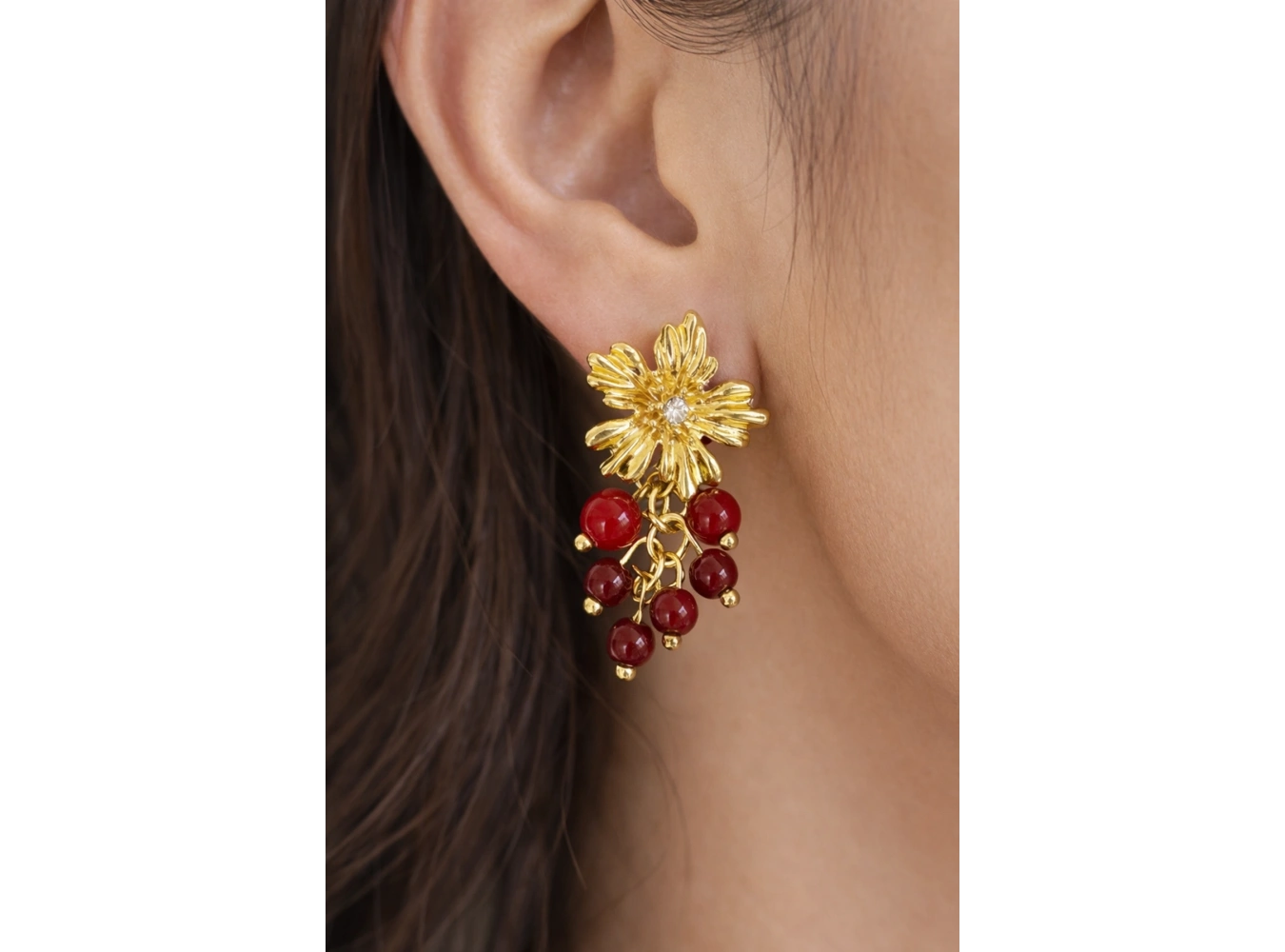 Altın Renk Çiçek Figürlü Sallantılı Küpe (Çift)