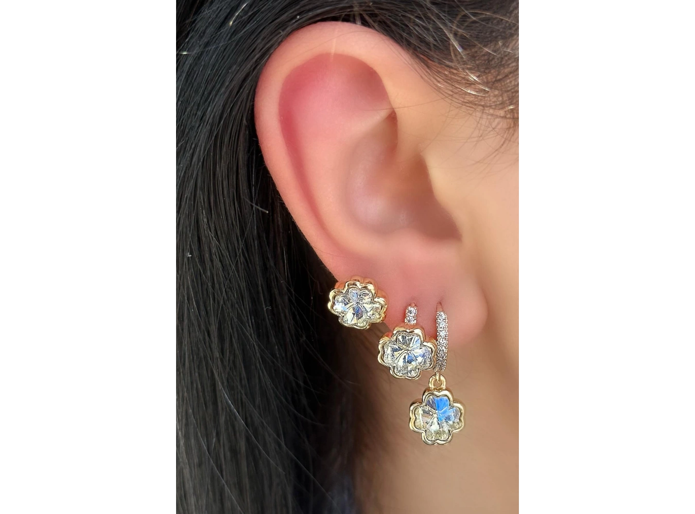 Altın Renk Çiçek Figürlü Taş Detaylı 3lü YSX Küpe Set