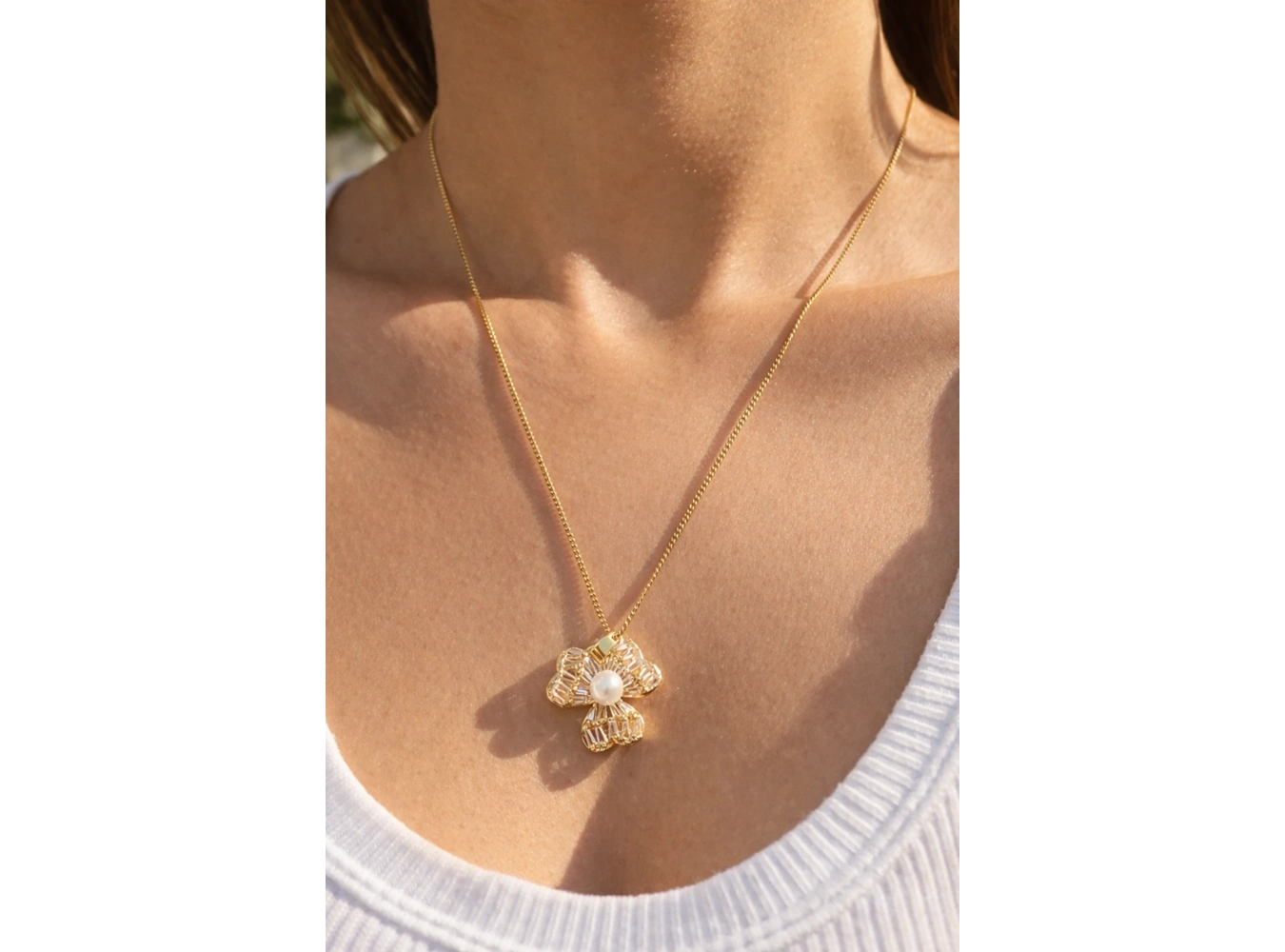 Altın Renk Çiçek Figürlü Taş Detaylı Çelik Kolye