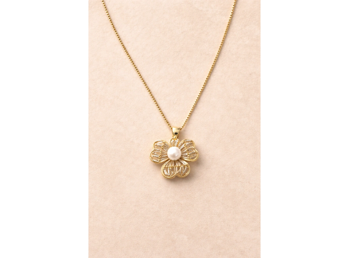 Altın Renk Çiçek Figürlü Taş Detaylı Çelik Kolye