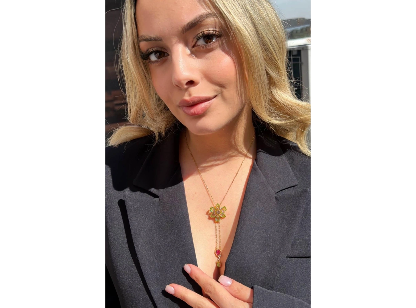 Altın Renk Çiçek Figürlü Taş Detaylı Çelik Kolye