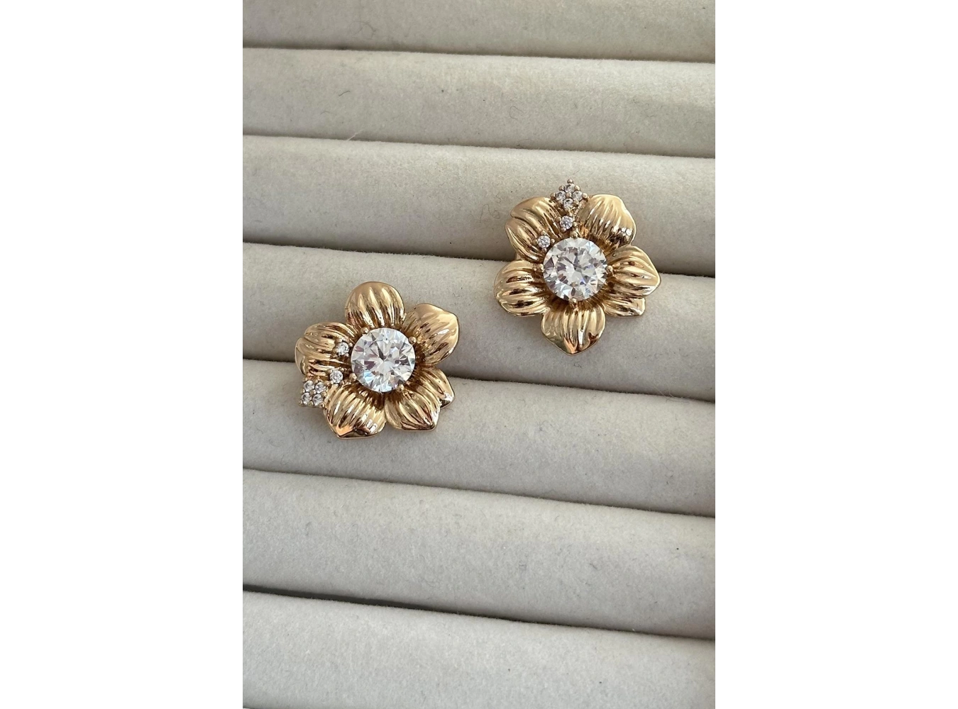 Altın Renk Çiçek Figürlü Taş Detaylı Çelik Xupıng Küpe (Çift)