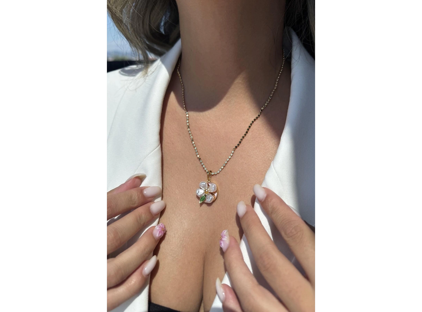 Altın Renk Çiçek Figürlü Taş Detaylı Ezme Pul Kolye