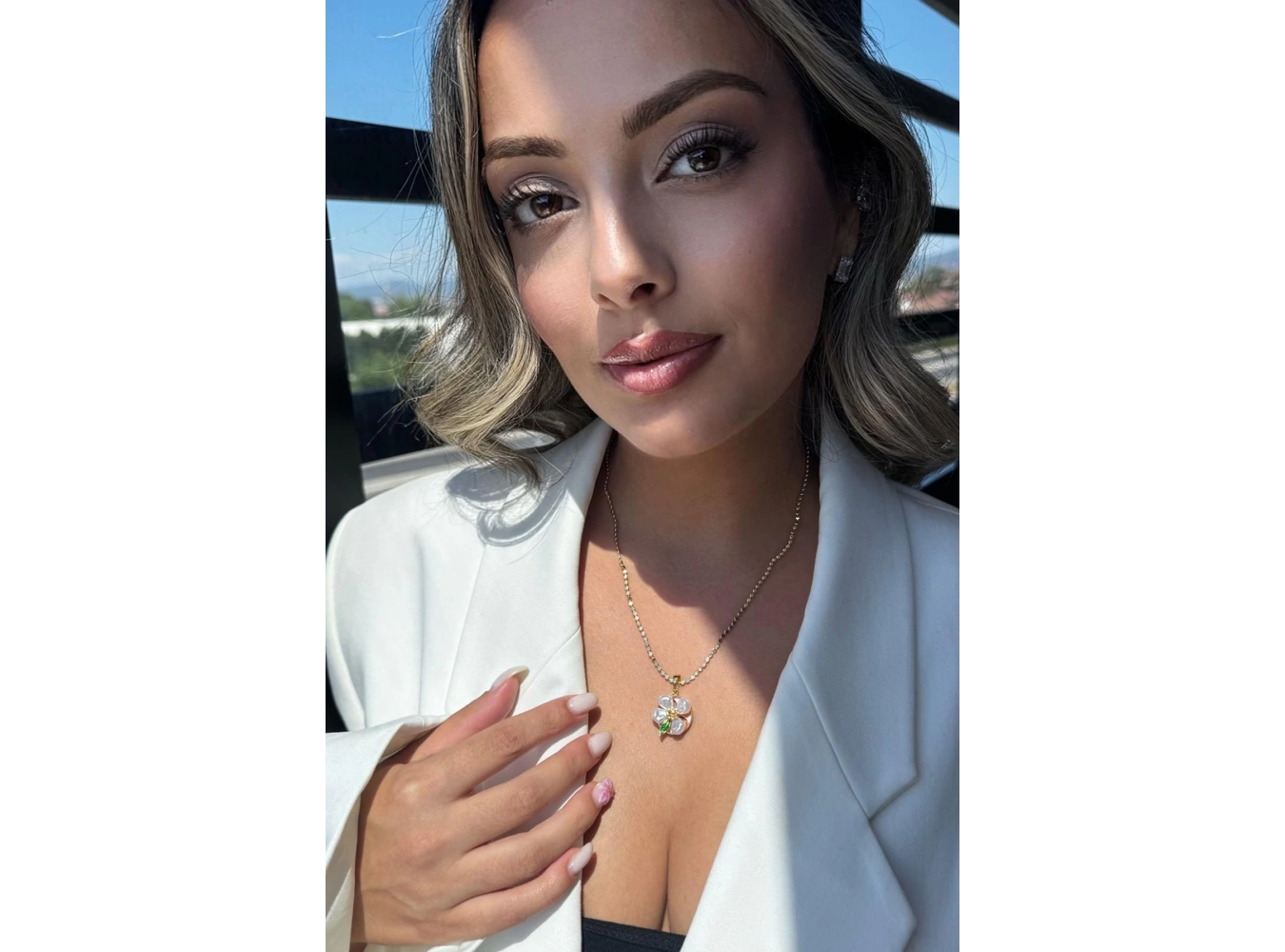 Altın Renk Çiçek Figürlü Taş Detaylı Ezme Pul Kolye