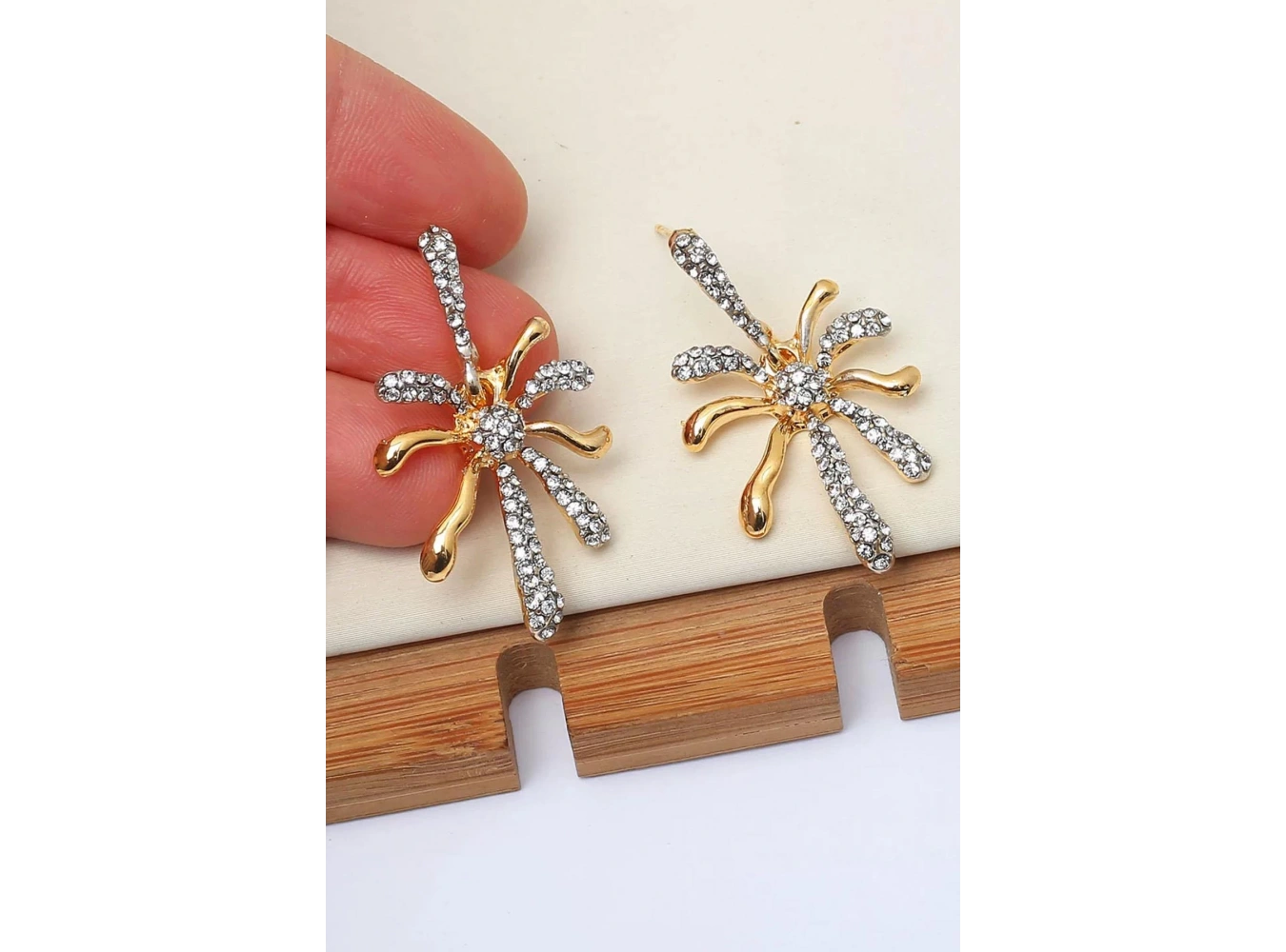 Altın Renk Çiçek Figürlü Taş Detaylı Küpe (Çift)