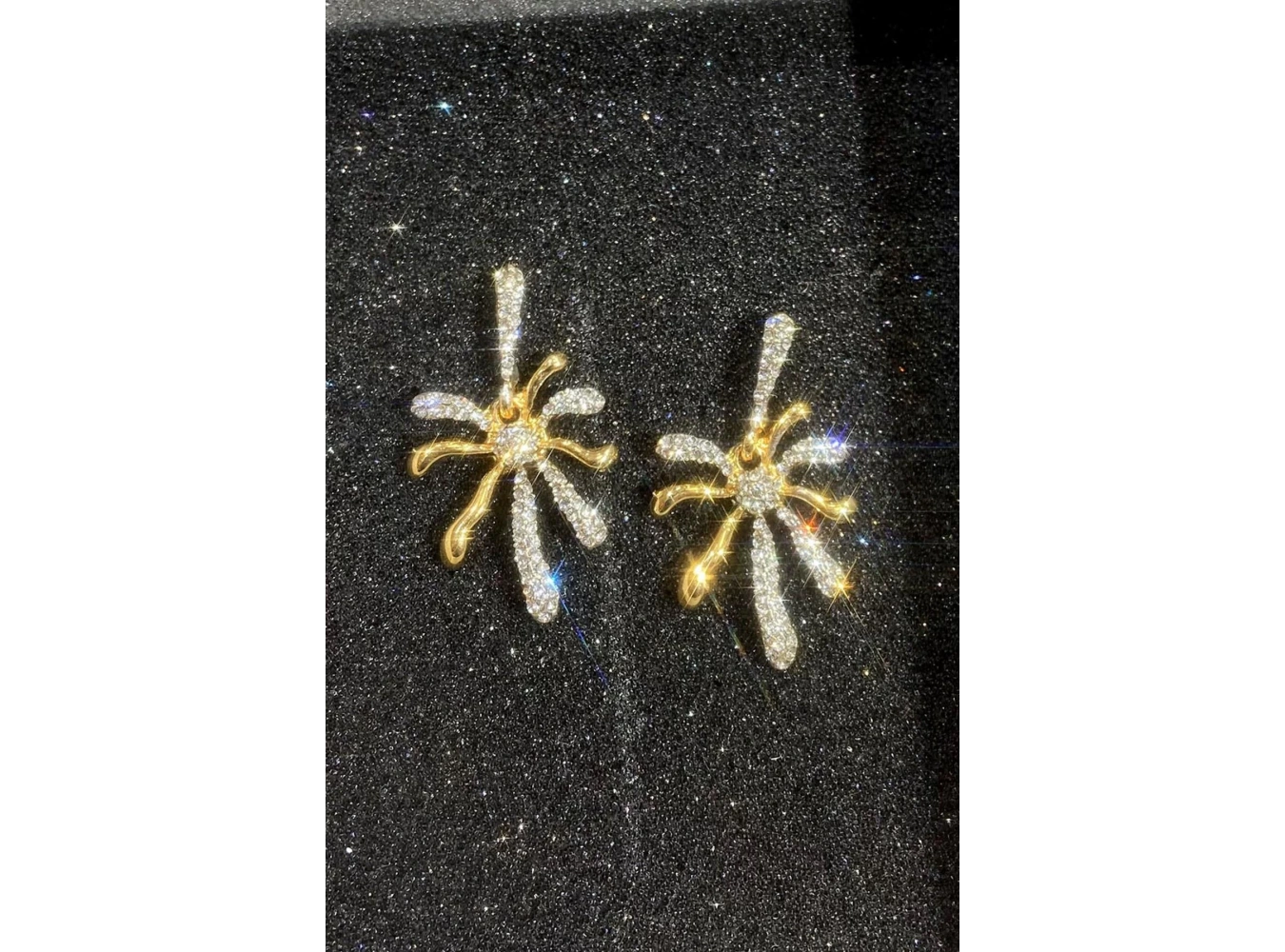 Altın Renk Çiçek Figürlü Taş Detaylı Küpe (Çift)