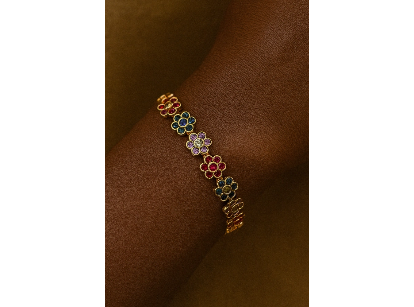 Altın Renk Çiçek Figürlü Taş Detaylı Tasarım Bileklik