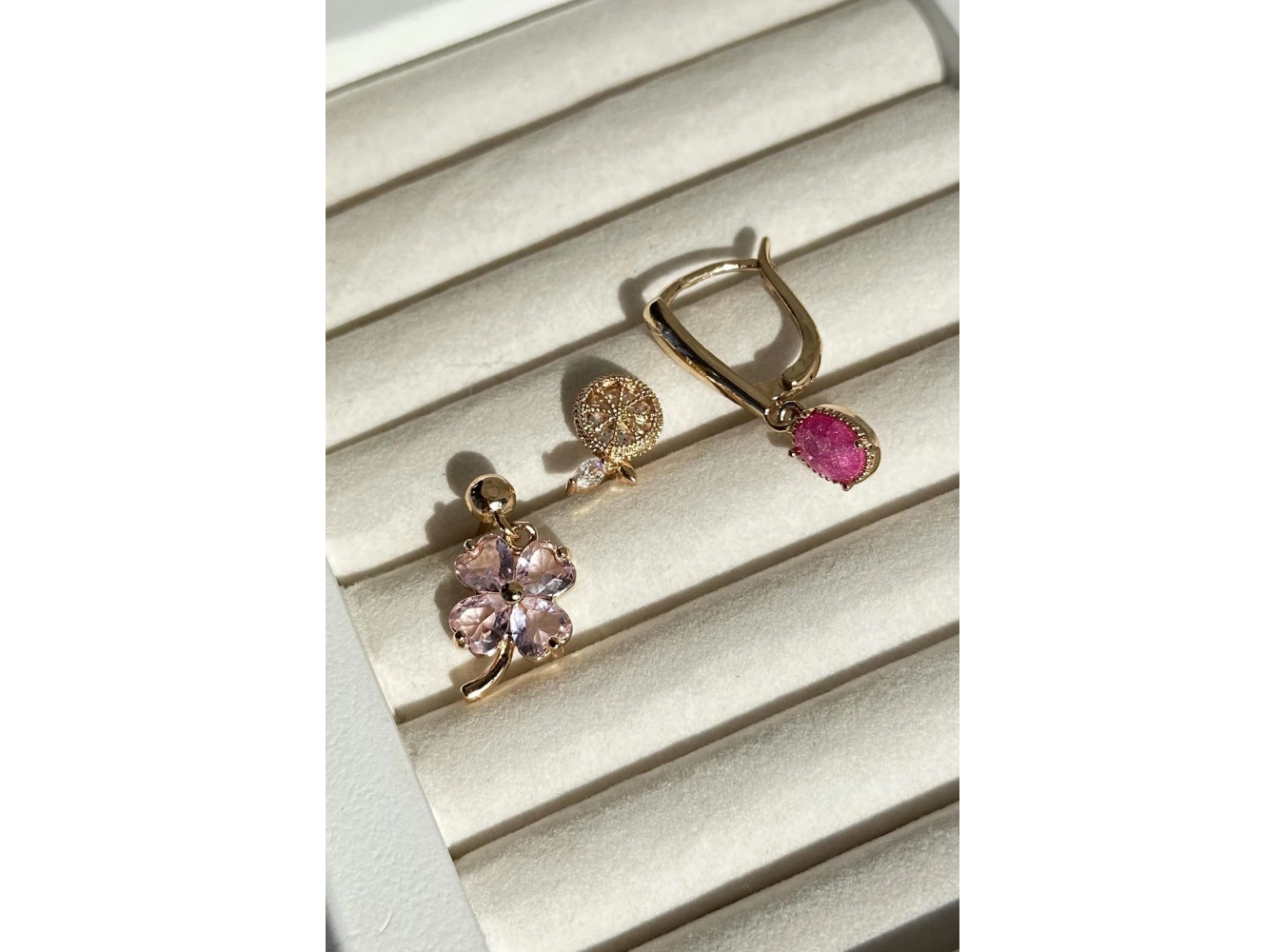 Altın Renk Çiçek Figürlü Taş Detaylı VİP 3lü YSX Küpe Set