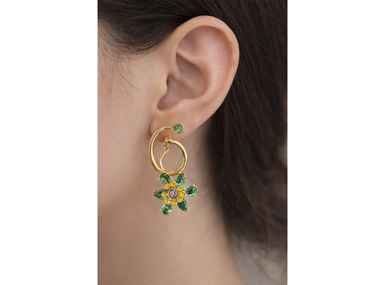 Altın Renk Çiçek Figürlü Taşlı Küpe (Çift)