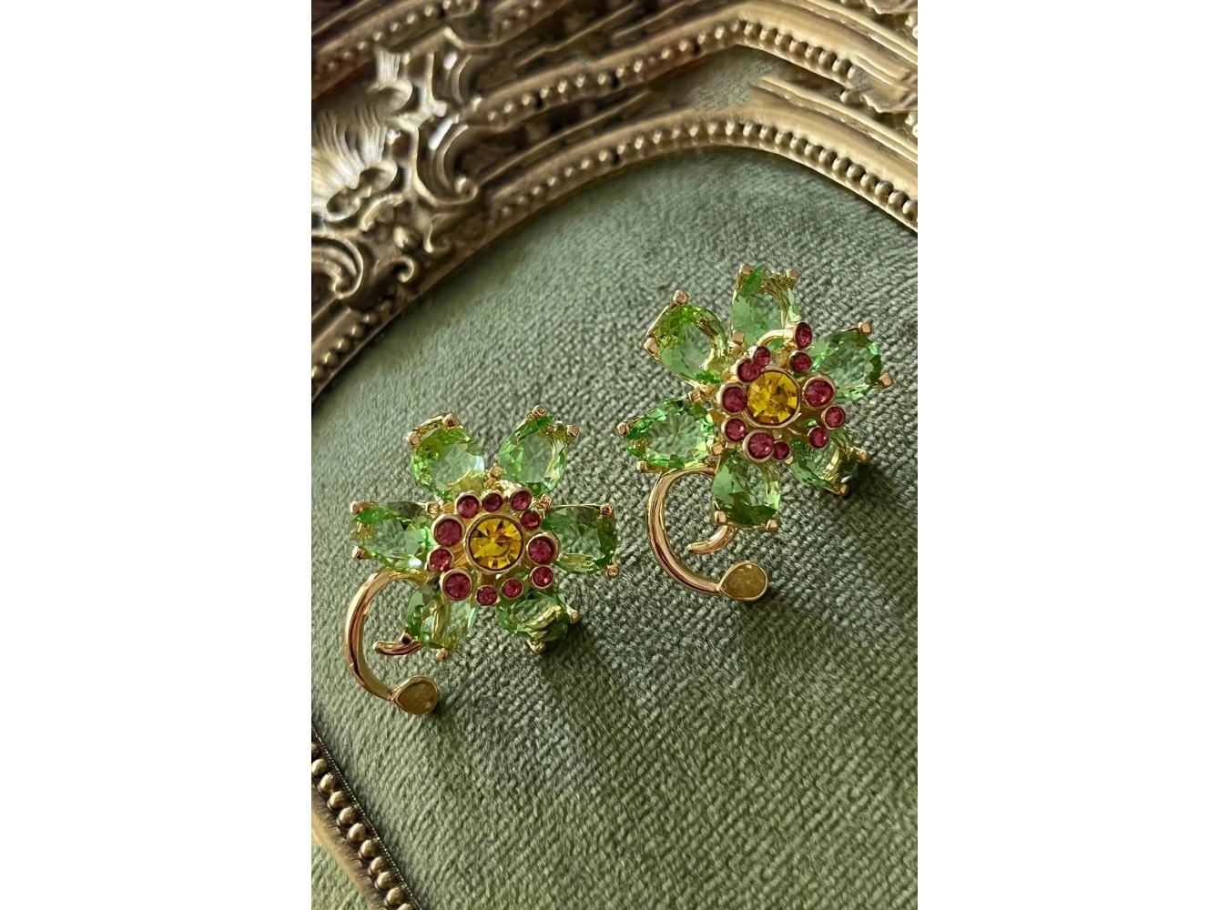 Altın Renk Çiçek Figürlü Taşlı Küpe (Çift)