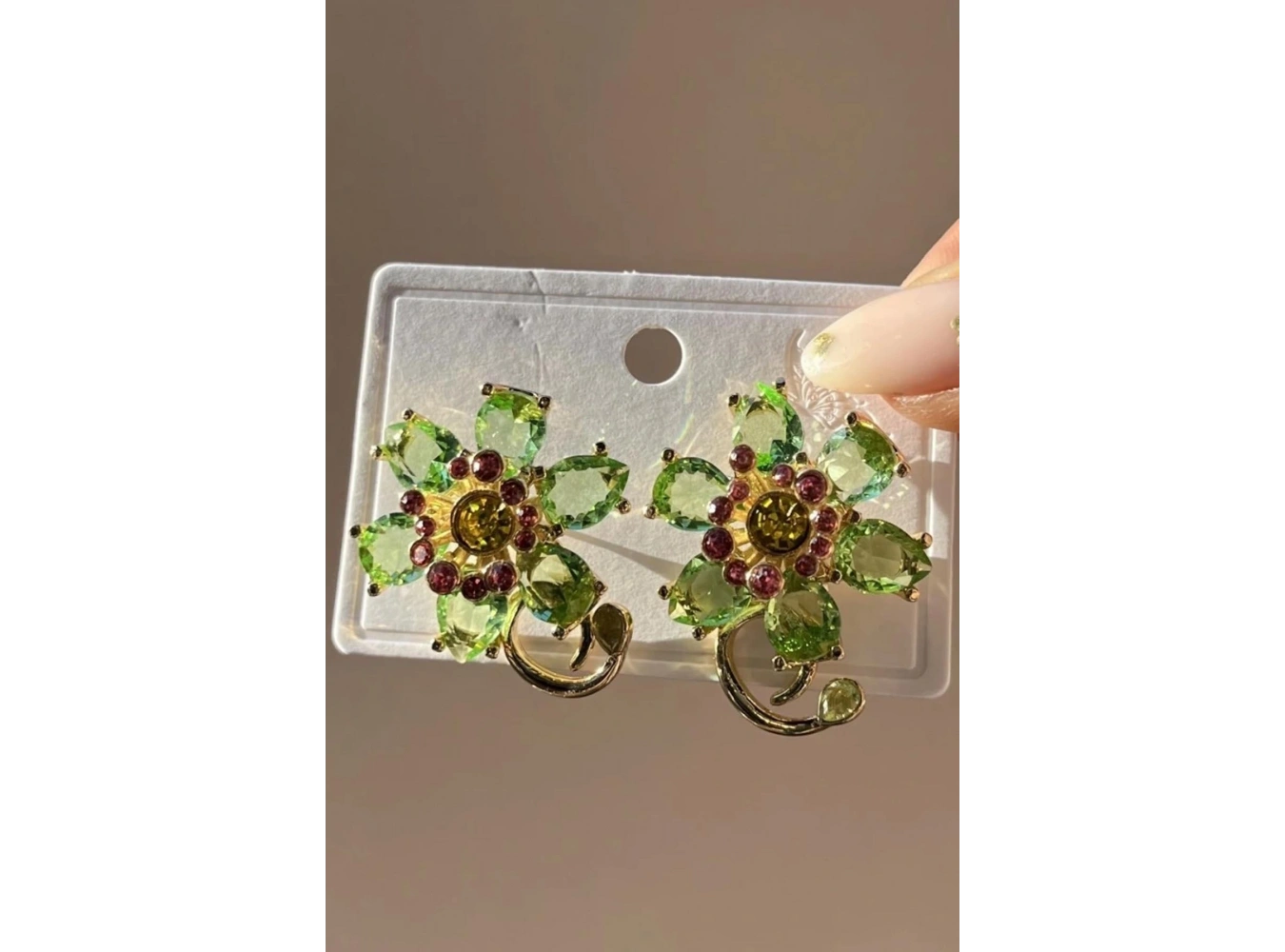 Altın Renk Çiçek Figürlü Taşlı Küpe (Çift)