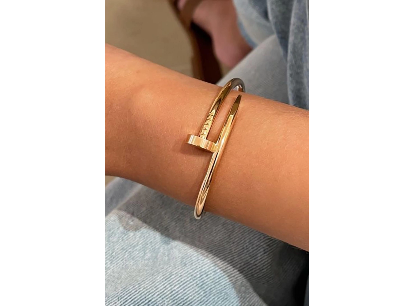 Altın Renk Çivi Detaylı Çelik Kelepçe Bileklik