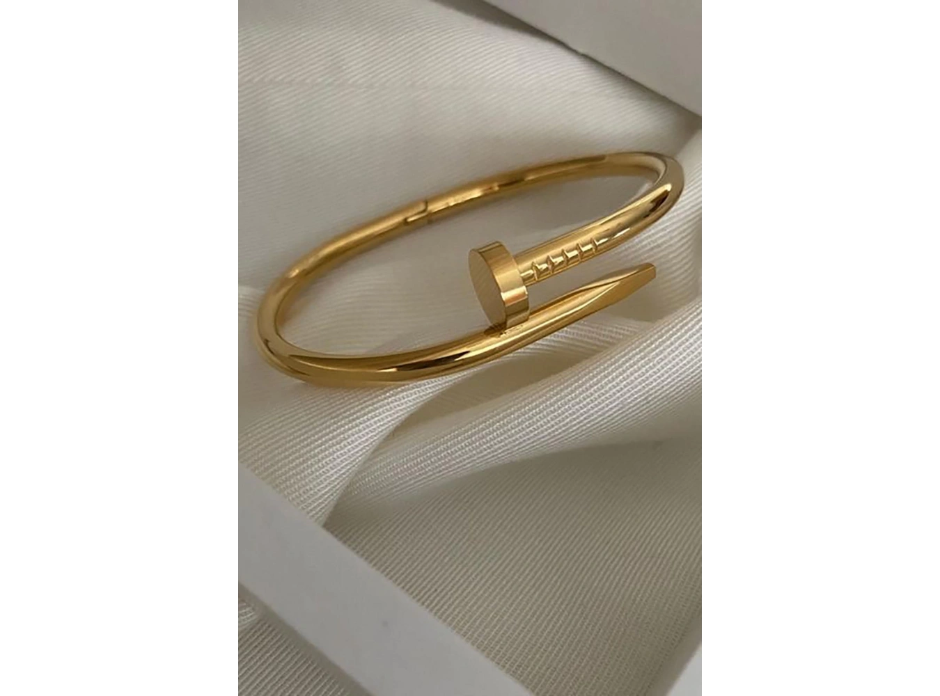 Altın Renk Çivi Detaylı Çelik Kelepçe Bileklik