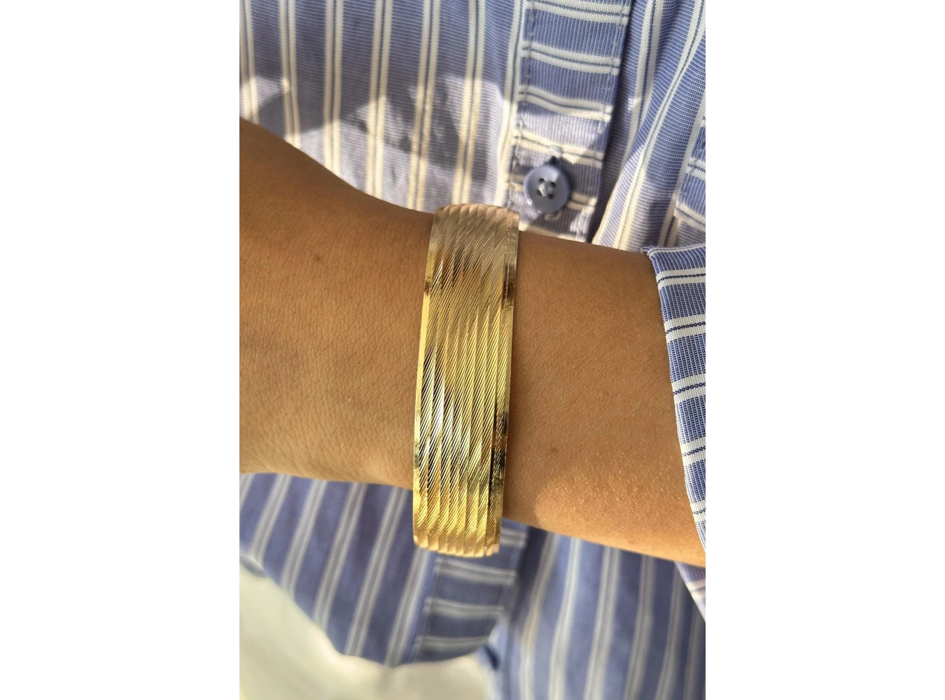 Altın Renk Çizgi Detaylı Bilezik