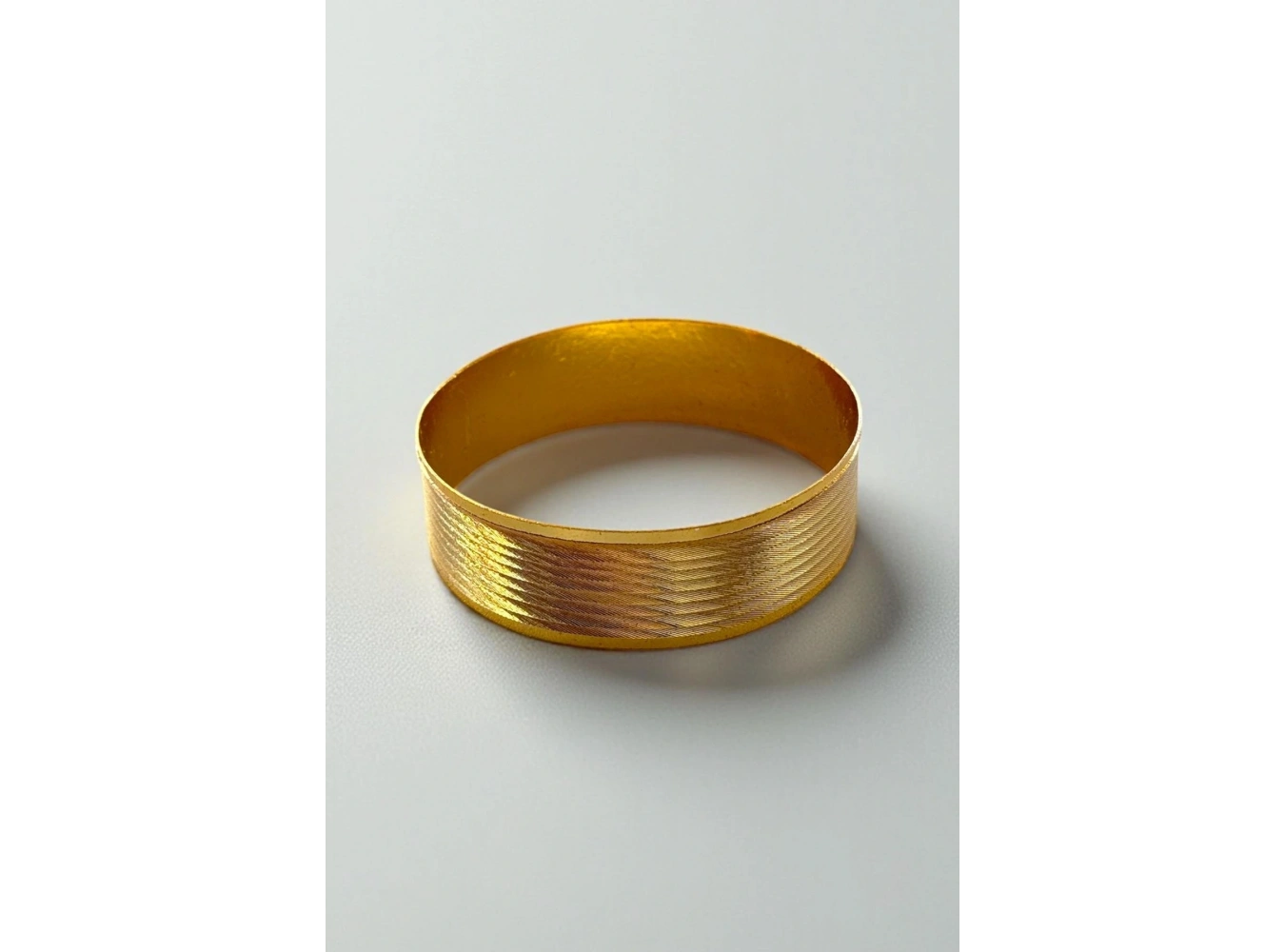 Altın Renk Çizgi Detaylı Kalın Bilezik