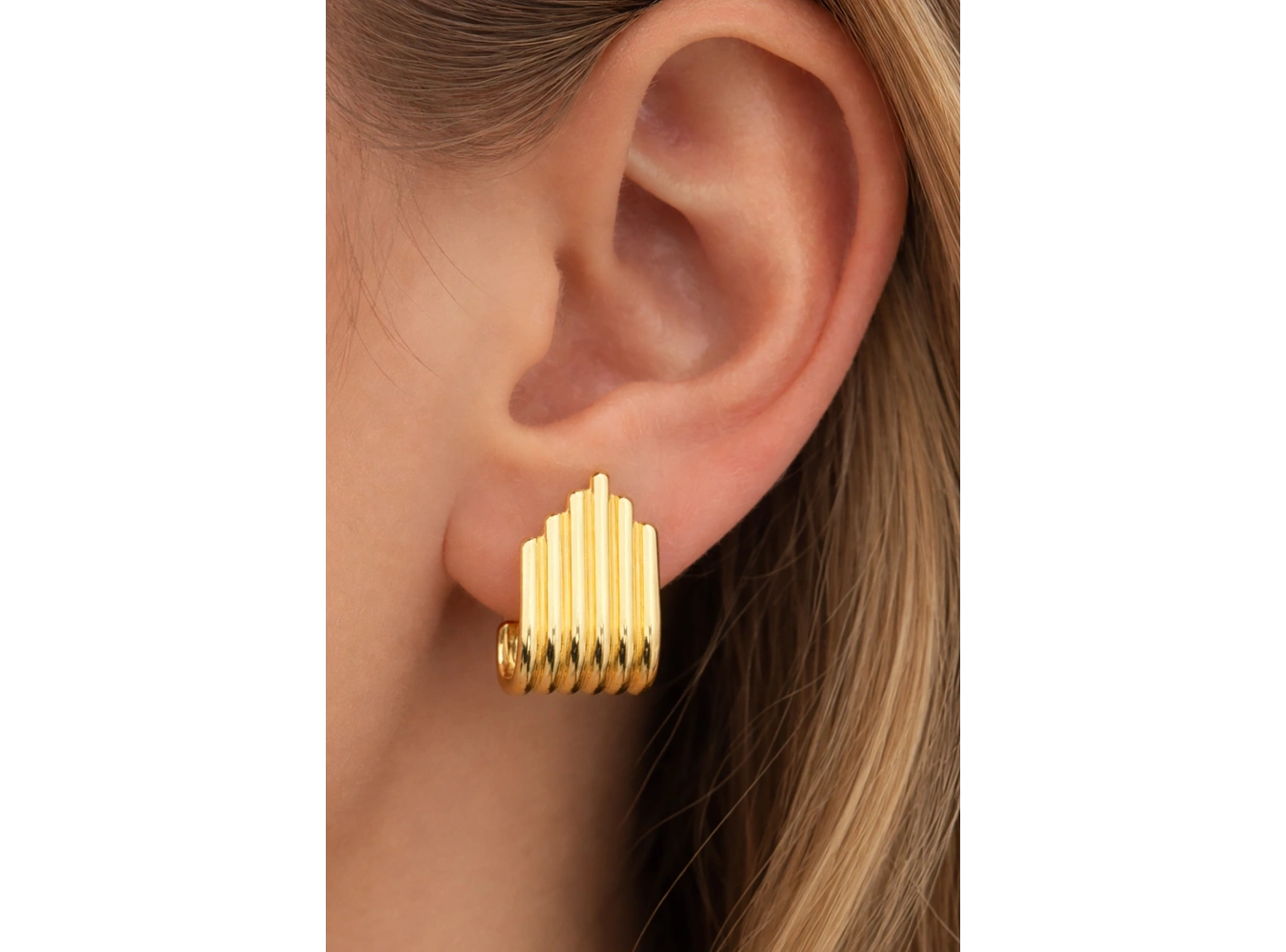 Altın Renk Çizgi Detaylı Çelik Küpe (Çift)