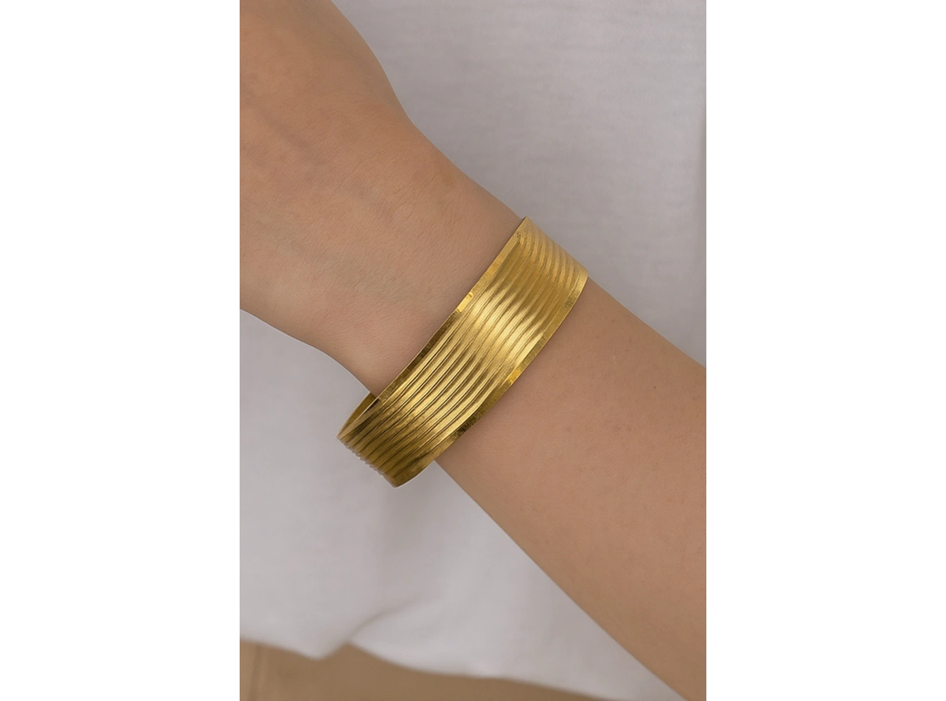 Altın Renk Çizgi Detaylı Kalın Bilezik