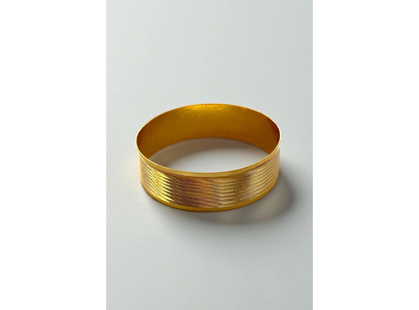 Altın Renk Çizgi Detaylı Kalın Bilezik