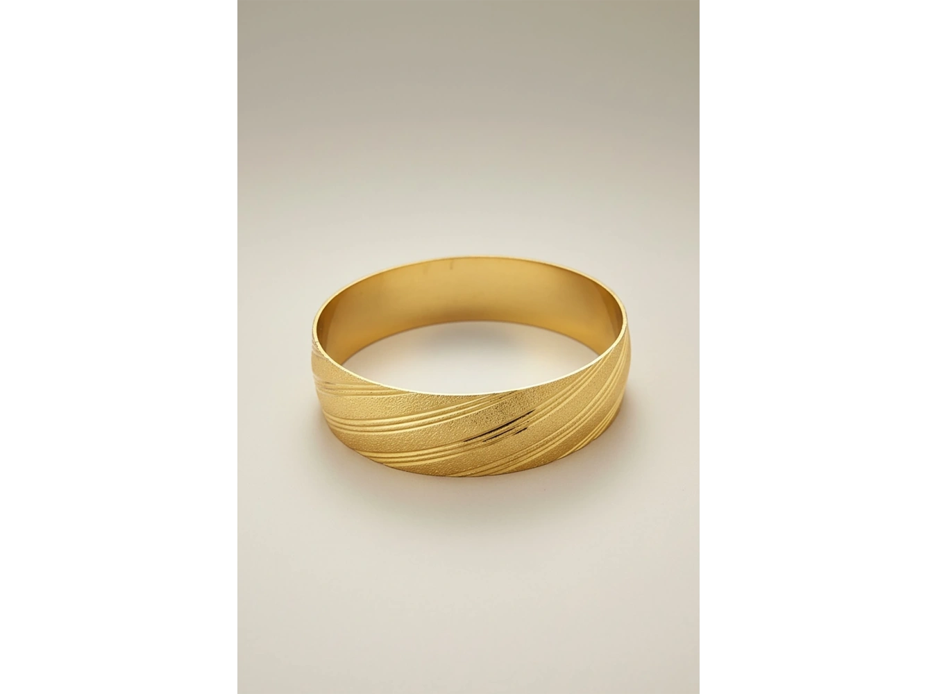 Altın Renk Çizgi Detaylı Kalın Bilezik