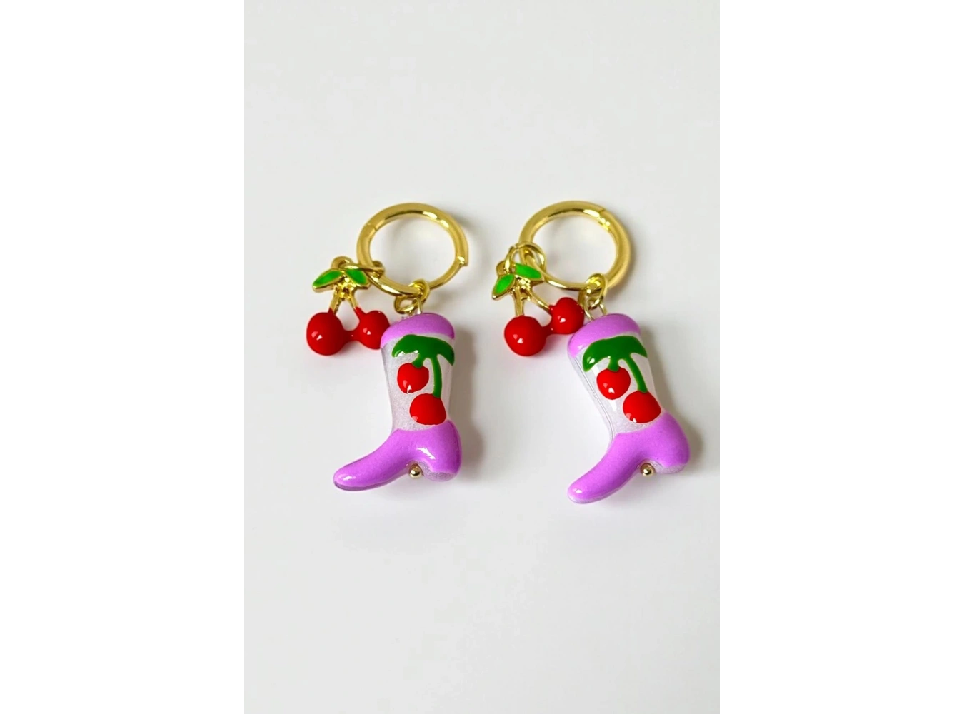 Altın Renk Çizme Ve Kiraz Figürlü  Küpe (Çift)