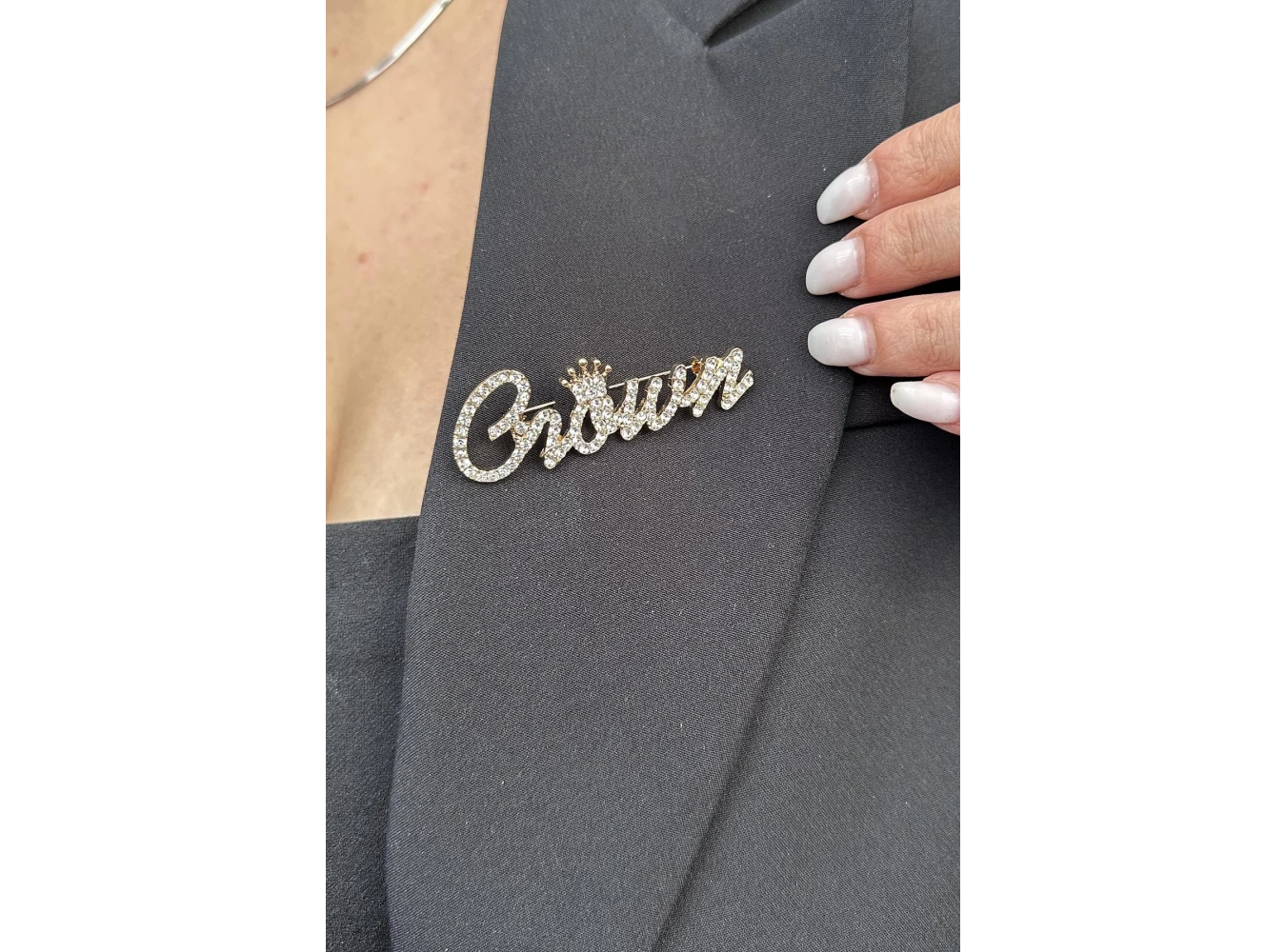 Altın Renk Crown Yazılı Taş Detaylı Broş