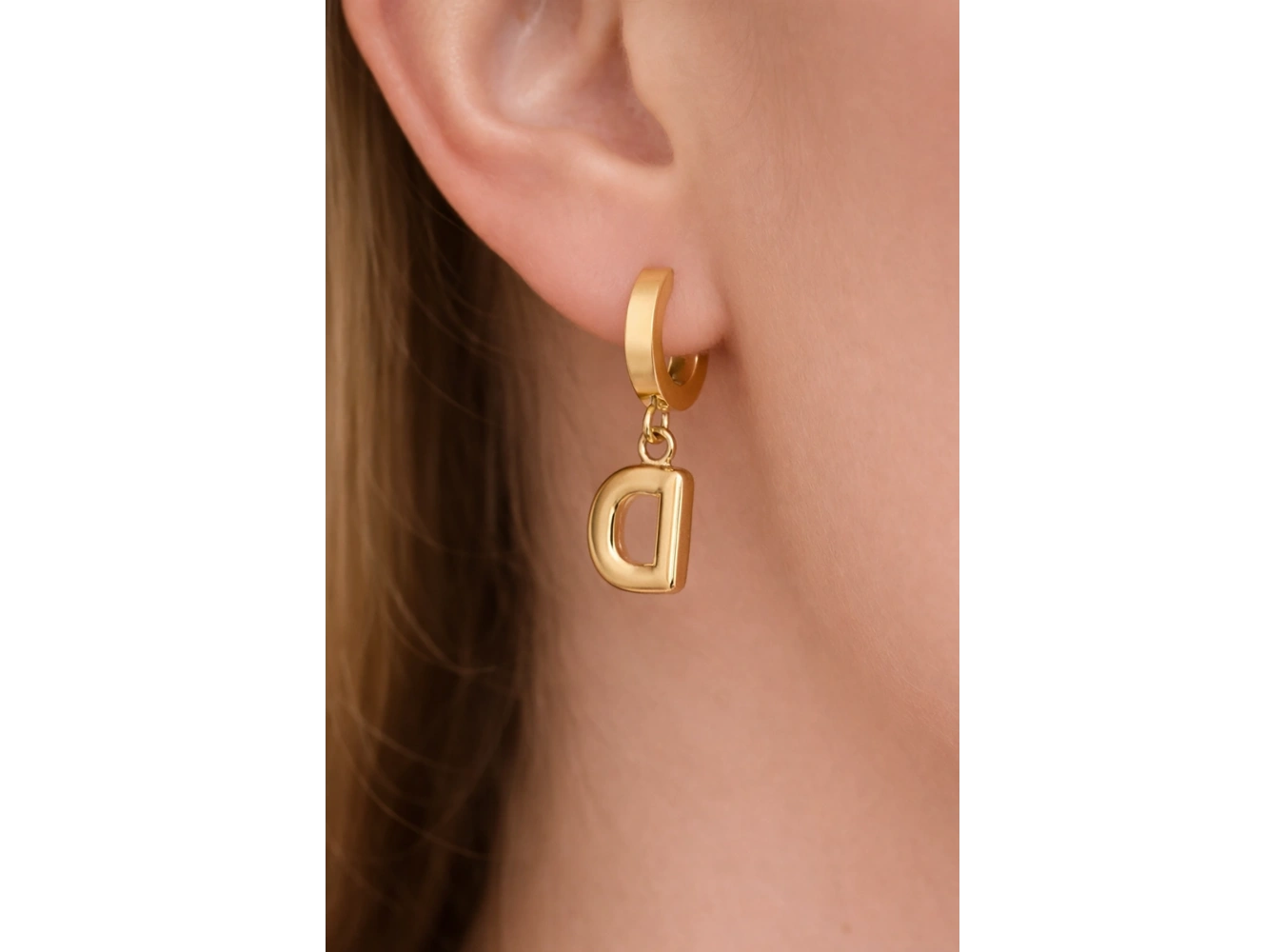 Altın Renk D Harf Çelik Küpe (Çift)