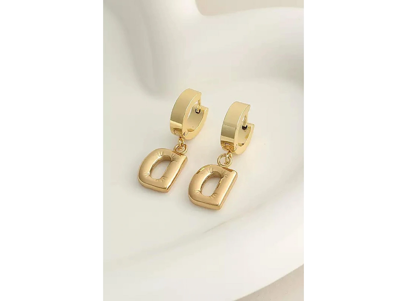 Altın Renk D Harf Çelik Küpe (Çift)