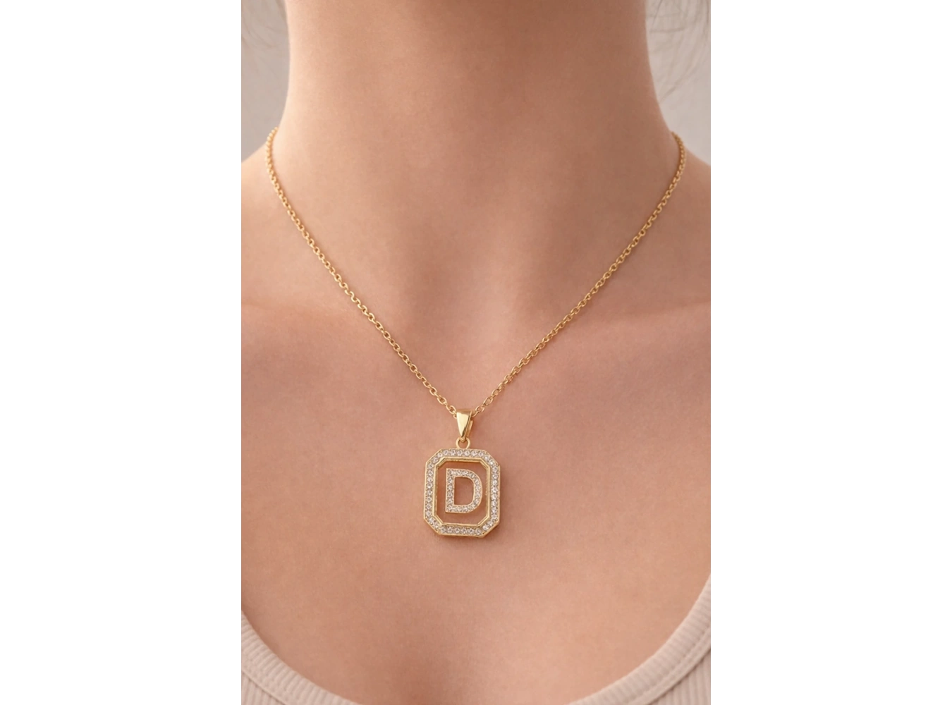 Altın Renk D Harf Taş Detaylı Çelik Kolye