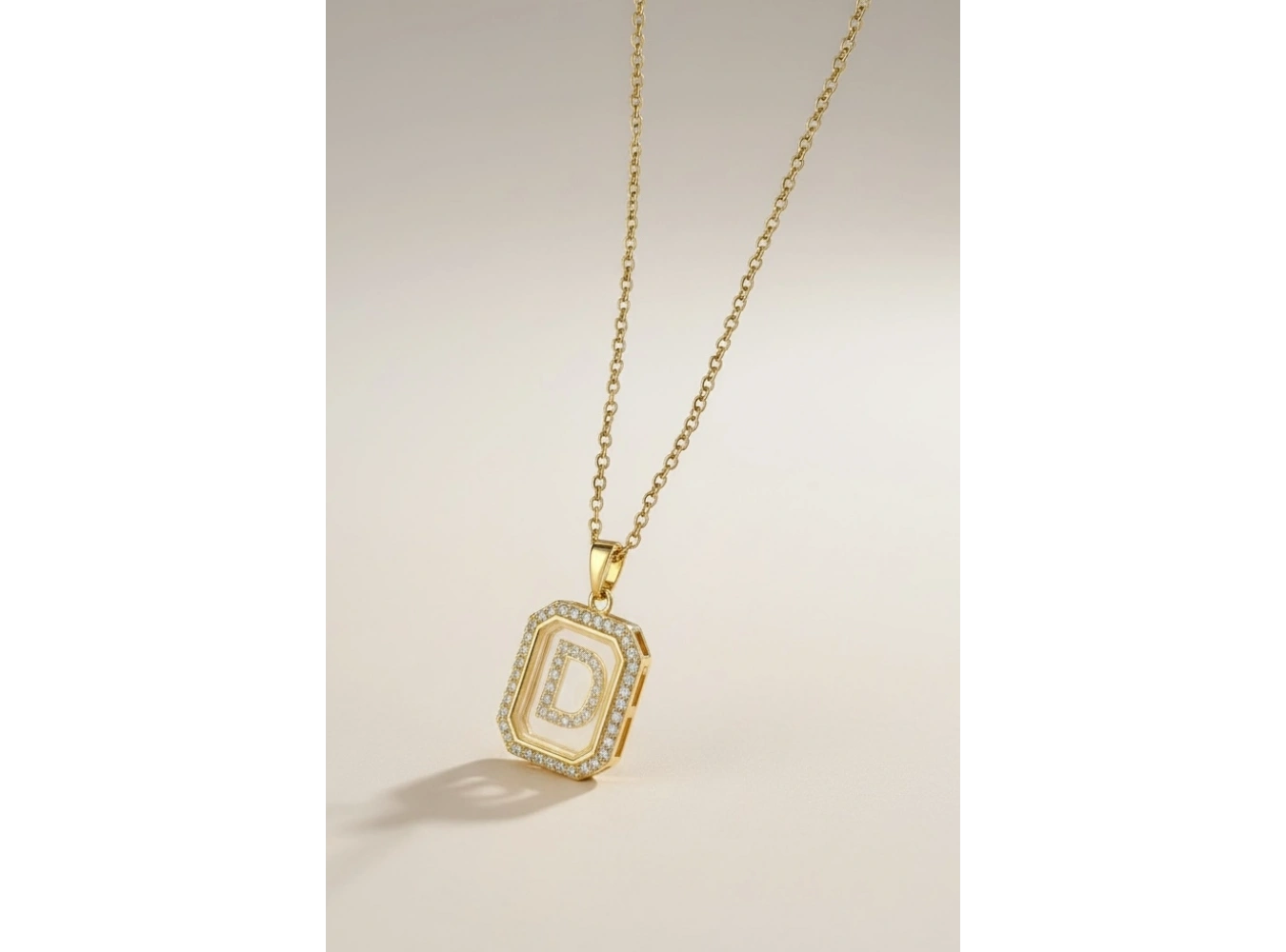 Altın Renk D Harf Taş Detaylı Çelik Kolye