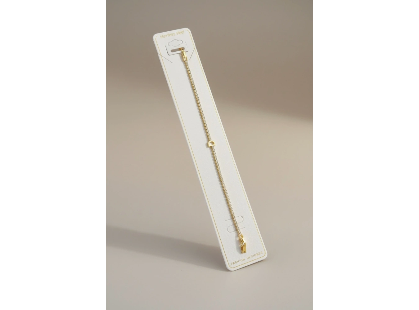 Altın Renk D Harfli Taş Detaylı Çelik Bileklik