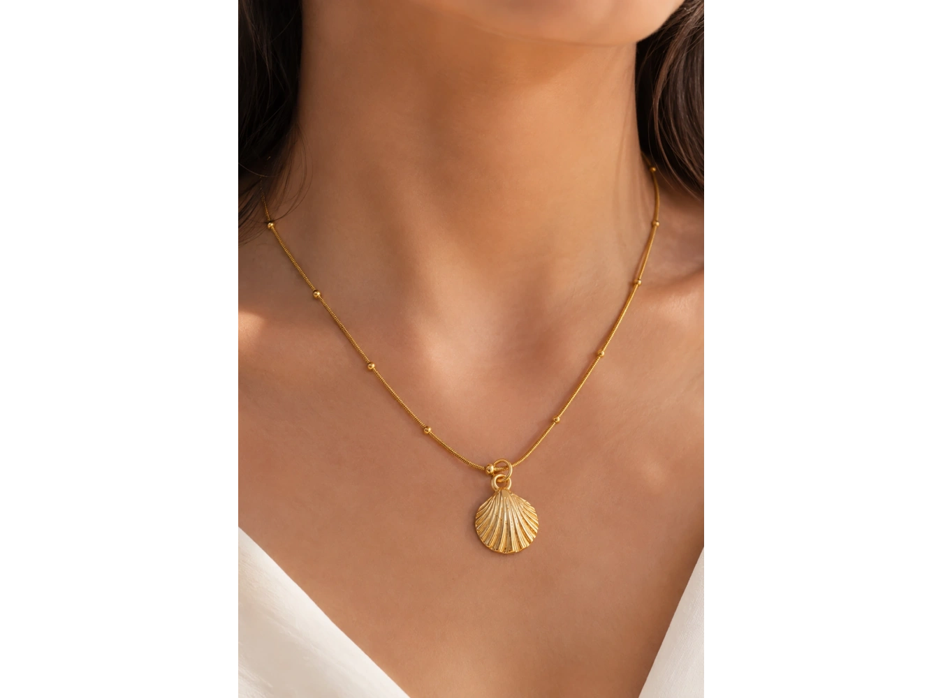 Altın Renk Deniz Kabuğu Figürlü Çelik Kolye
