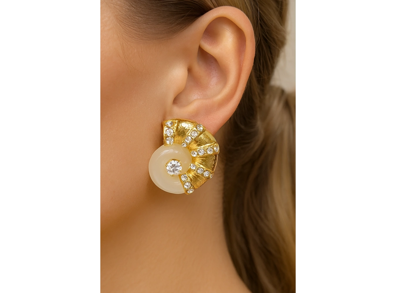 Altın Renk Deniz Kabuğu Figürlü Taş Detaylı Küpe (Çift)