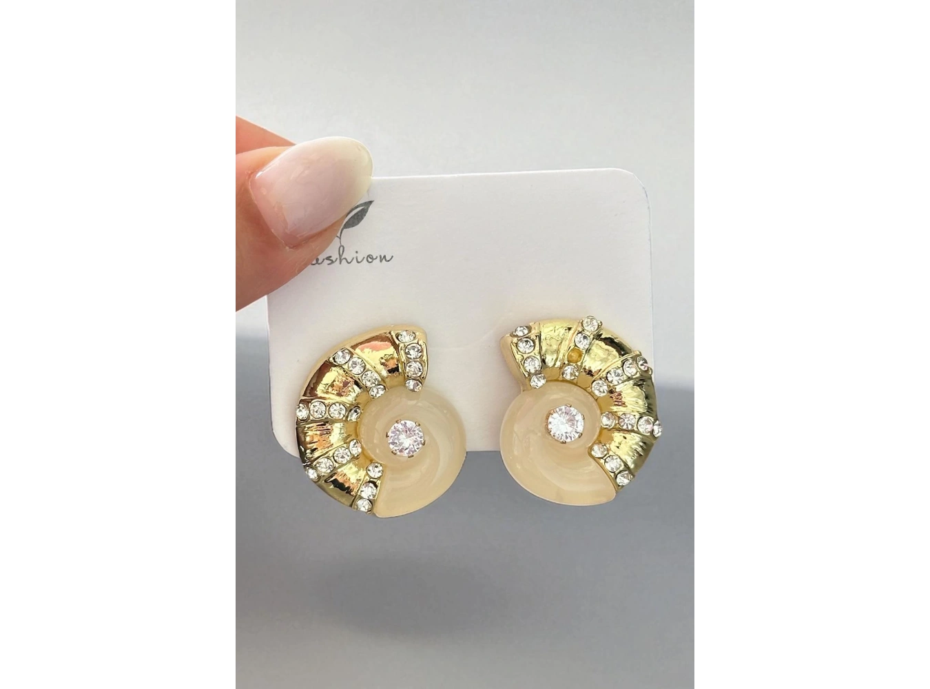 Altın Renk Deniz Kabuğu Figürlü Taş Detaylı Küpe (Çift)