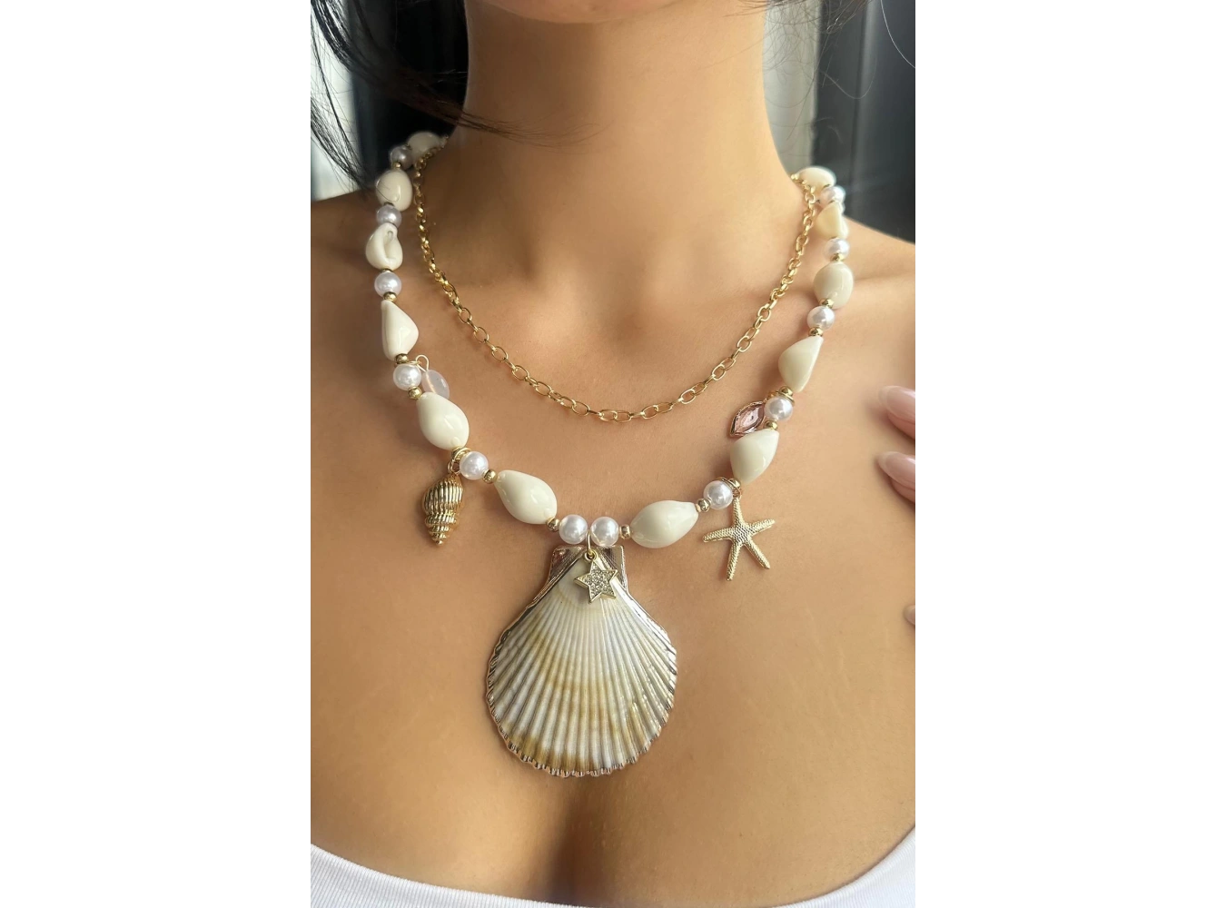 Altın Renk Deniz Kabuğu Figürlü Tasarım Kolye