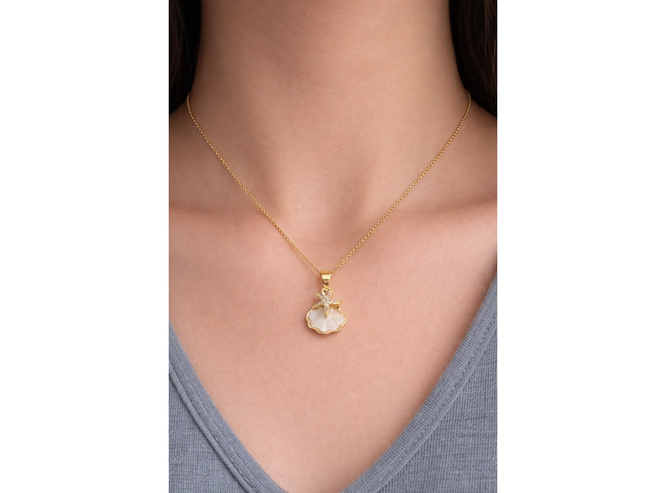 Altın Renk Deniz Kabuğu Figürlü Taşlı Çelik Kolye