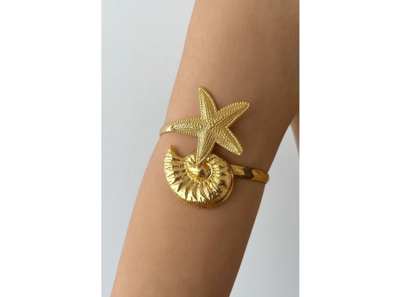 Altın Renk Deniz Kabuğu Ve Yıldız Detaylı Tasarım Bileklik Kol Aksesuarı