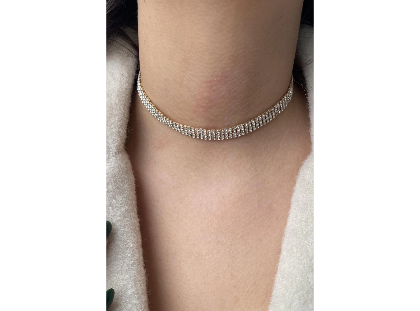 Altın Renk Dört Sıra Taş Detaylı Choker Kolye