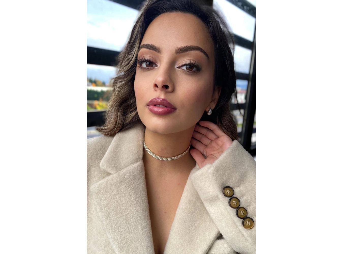 Altın Renk Dört Sıra Taş Detaylı Choker Kolye