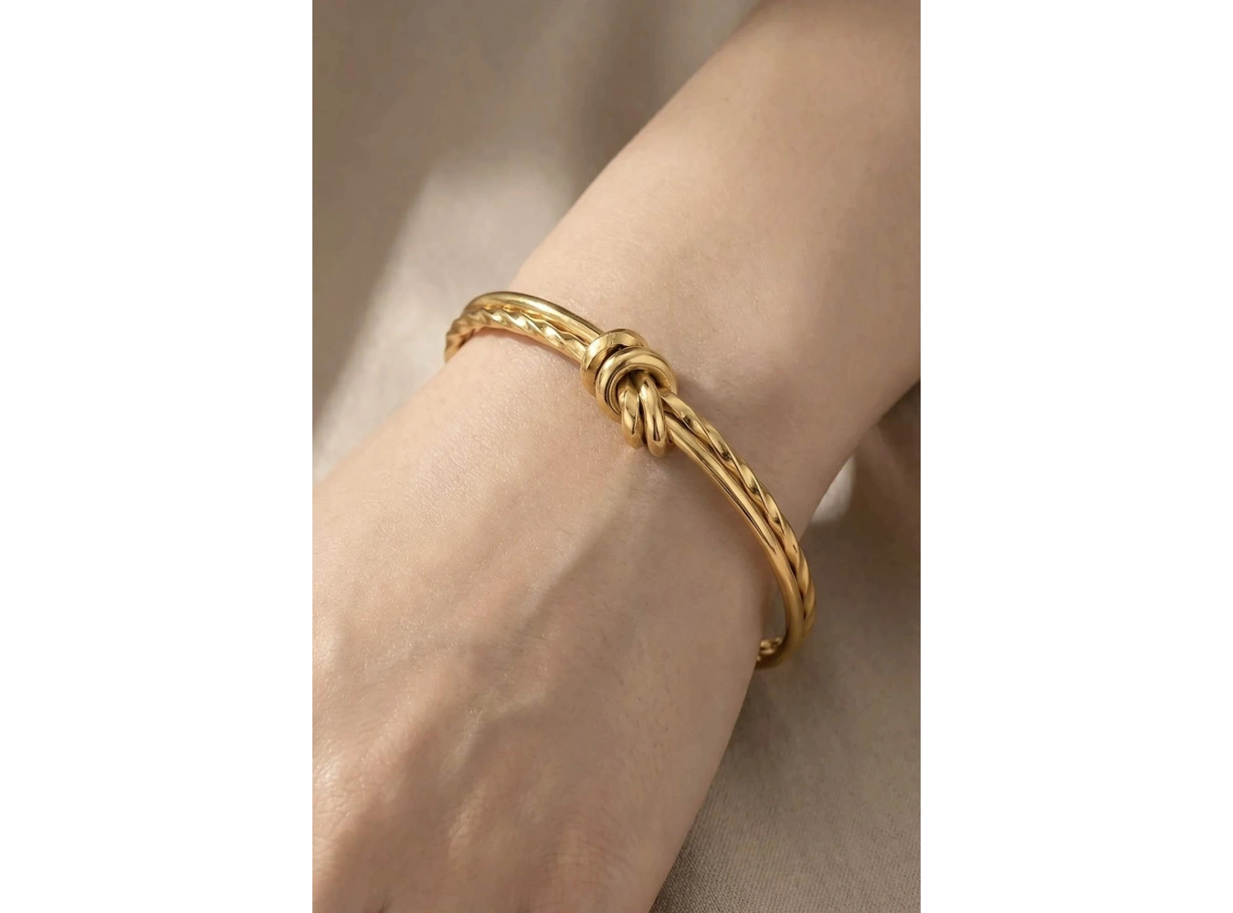 Altın Renk Düğüm Detaylı Kelepçe/ Bileklik